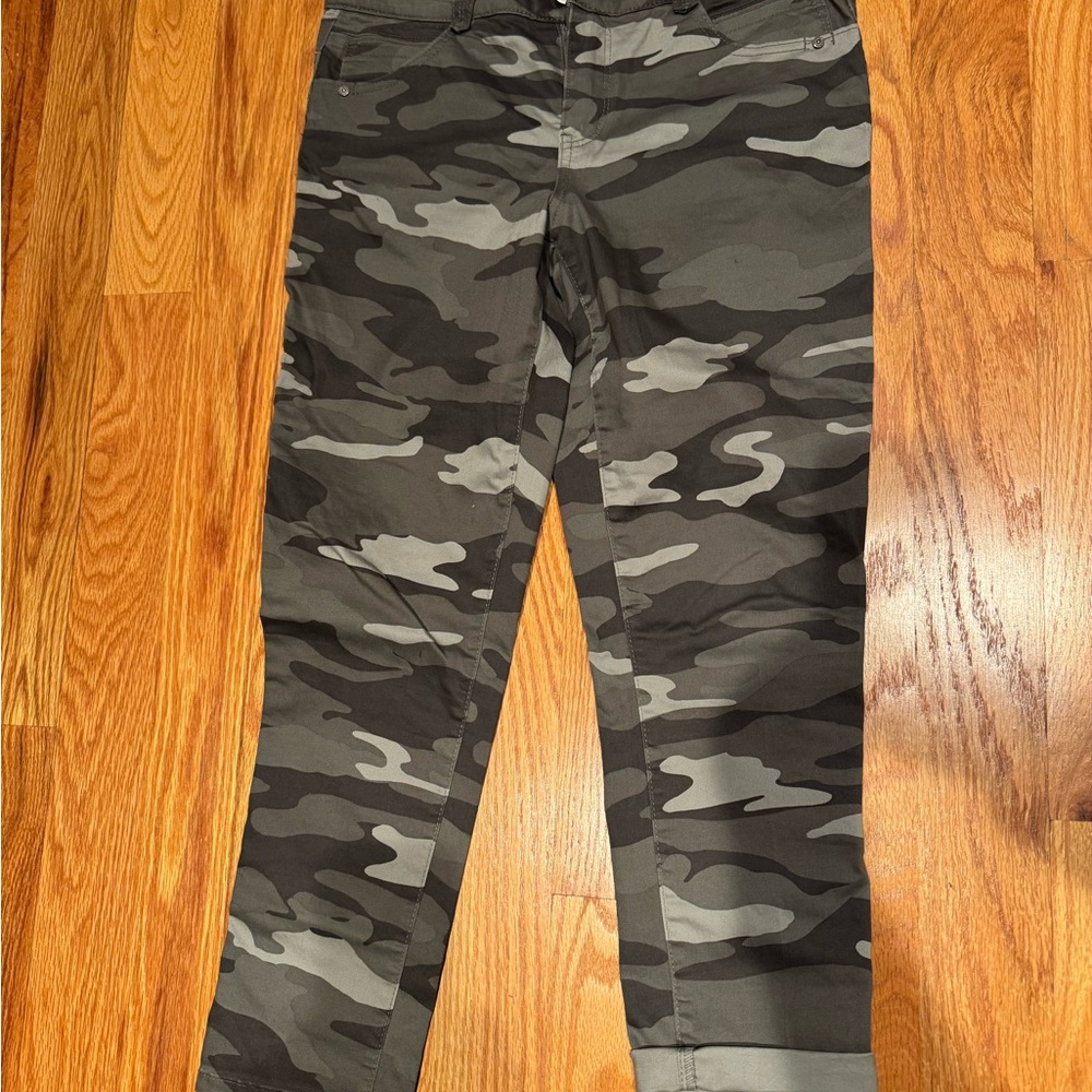 Democracy Black and Gray Camouflage Ankle Pants size 10
